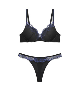 Biustonosz oraz majtki Triumph Comfort Glam